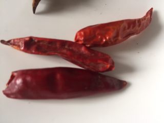 4、五香蚕豆,干辣椒适量