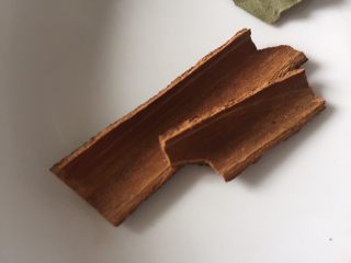 5、五香蚕豆,桂皮一块