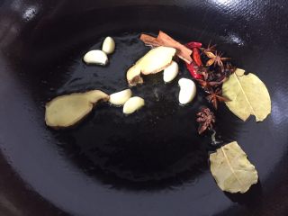 8、五香蚕豆,锅里放入适量的油，爆香刚才准备的辅料