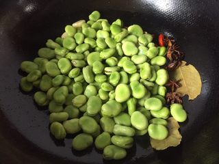 9、五香蚕豆,加入蚕豆