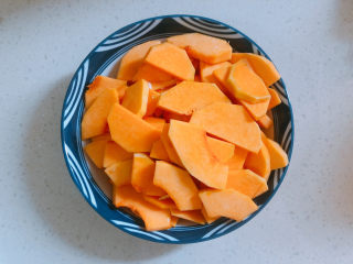 5、红烧南瓜,把南瓜切成片状。