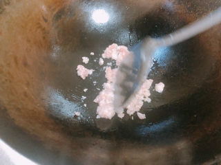 8、红烧南瓜,炒锅内热油,加入肉末快速翻炒后捞起来。