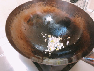 10、红烧南瓜,放入蒜末爆香。