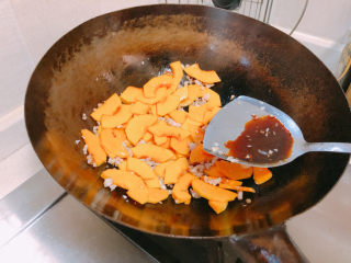 12、红烧南瓜,加入生抽。