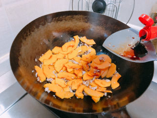 13、红烧南瓜,加入老抽。