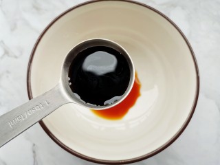 1、红烧魔芋豆腐,先调红烧汁：1勺老抽，