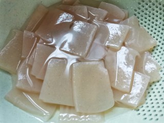 8、红烧魔芋豆腐,捞出过凉。