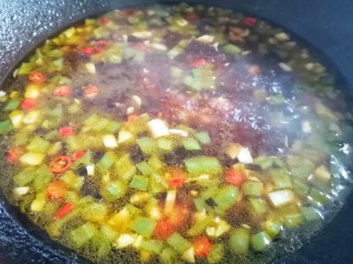 11、红烧魔芋豆腐,大火烧开。