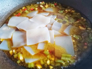 12、红烧魔芋豆腐,加入魔芋豆腐。