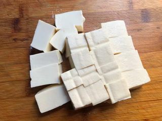 2、番茄烧豆腐,首先把豆腐冲洗一下改刀成小块。