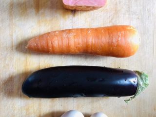 1、香煎茄子什锦饼,准备好所需要的食材。