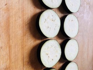 2、香煎茄子什锦饼,将茄子清洗干净，切成小薄片。