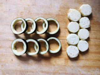 3、香煎茄子什锦饼,用勺子或水果刀将茄子片中间的果肉挖去。