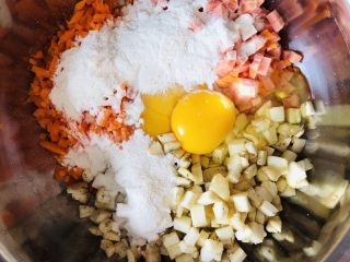 5、香煎茄子什锦饼,再打入两颗鸡蛋，倒入两勺面粉，再加适量食盐。