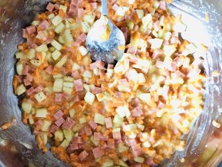 6、香煎茄子什锦饼,将“什锦馅儿”搅拌均匀，成黏糊状即可。