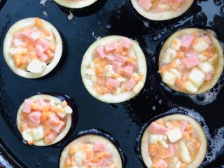 8、香煎茄子什锦饼,在茄子环中间用“什锦馅儿”填充。