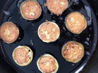 9、香煎茄子什锦饼,适时翻面，煎至茄子饼两面金黄即可出锅装盘。