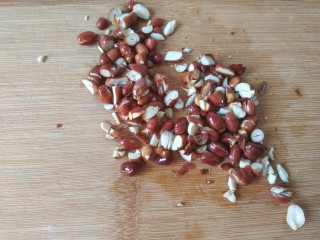 11、酸辣黄瓜条,把炸好的花生米放到案板上，用刀拍碎