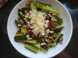 13、酸辣黄瓜条,把蒜末放上面