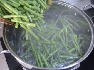 5、酸辣凉豇豆,水开后豇豆倒入沸水中煮。