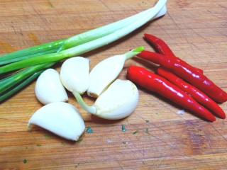 4、凉拌荠荠菜,蒜苗,蒜,小米辣,都洗净,蒜苗,米辣切碎,蒜剁成泥。