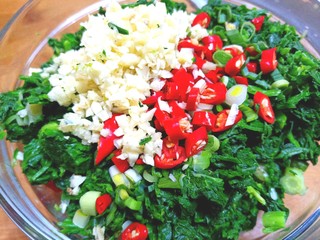 5、凉拌荠荠菜,都放入容器中