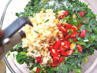 6、凉拌荠荠菜,加入盐,醋,味精,生抽,醋,香油,麻油。