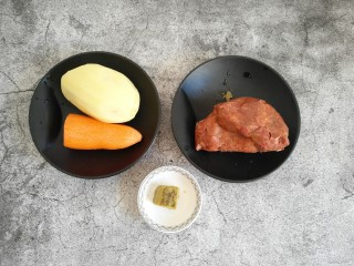 1、咖喱牛肉饭,准备所需食材。