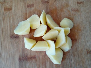 2、咖喱牛肉饭,土豆去皮洗净切滚刀块备用。