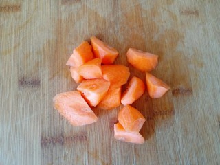 3、咖喱牛肉饭,胡萝卜去皮洗净切滚刀块备用。