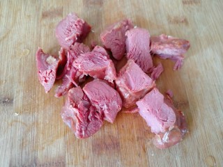 4、咖喱牛肉饭,牛肉切小块备用。