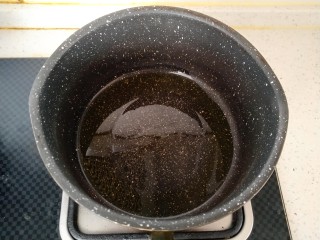 5、咖喱牛肉饭,锅内倒入适量食用油。