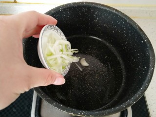 6、咖喱牛肉饭,倒入葱花炒香。