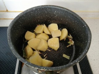 7、咖喱牛肉饭,倒入土豆翻炒均匀。