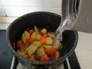 9、咖喱牛肉饭,锅内倒入适量清水。