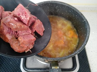 10、咖喱牛肉饭,待水开后倒入切好的牛肉。