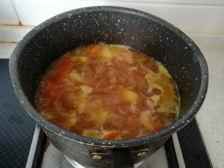 11、咖喱牛肉饭,放入咖喱块。