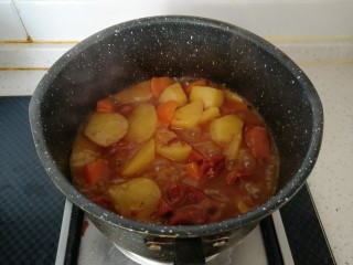 12、咖喱牛肉饭,小火慢慢熬制汤汁粘稠即可关火。