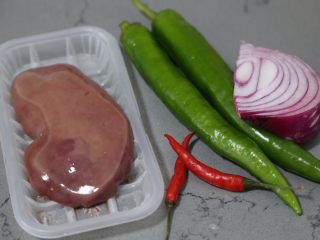 1、青椒炒猪腰,材料准备好