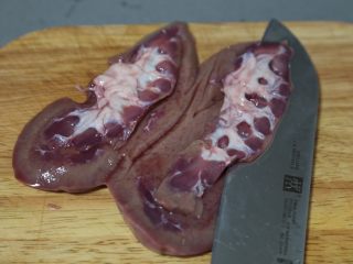 3、青椒炒猪腰,用刀剖开，去掉中间的筋膜