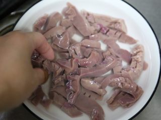 7、青椒炒猪腰,用水反复冲洗干净