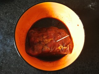 3、麻辣卤汤牛肉面,这个面条主要是卤牛肉需要时间，那我们先做卤牛肉：加入一茶匙盐、4汤匙生抽、1茶匙胡椒粉、1汤匙耗油、1汤匙料酒并用牙签两面扎孔将牛肉按摩5分钟，腌制30分钟。