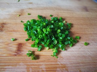 8、麻辣卤汤牛肉面,葱花切好备用～