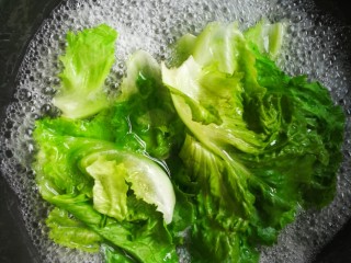 10、麻辣卤汤牛肉面,锅里烧开水，放生菜焯至变翠绿捞出。