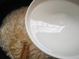 12、麻辣卤汤牛肉面,期间加一碗冷水，这样面条也更劲道。