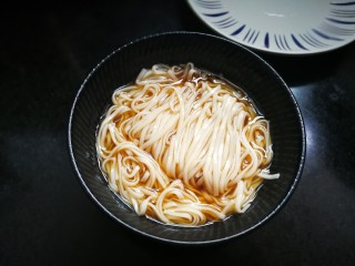 14、麻辣卤汤牛肉面,浇上滚烫的卤汤～