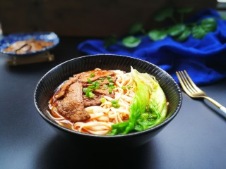 15、麻辣卤汤牛肉面,将生菜放入碗里，牛肉也码好，淋点牛肉里的汤汁和1茶匙香油，最后加入一茶匙花椒粉拌匀点缀上葱花即可！如果味道不够咸，可根据自己口味加点生抽！