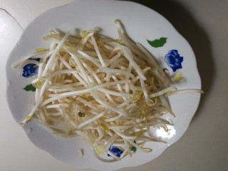 1、香干豆芽炒辣椒,绿豆芽冲洗沥干水