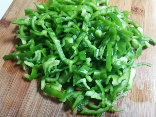 2、香干豆芽炒辣椒,青椒去籽切成丝