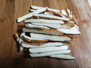 3、香干豆芽炒辣椒,香干切成条